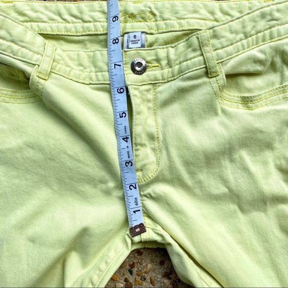 Cache Yellow Mid-Rise Capris Size 6 - Picture 5 of 10
